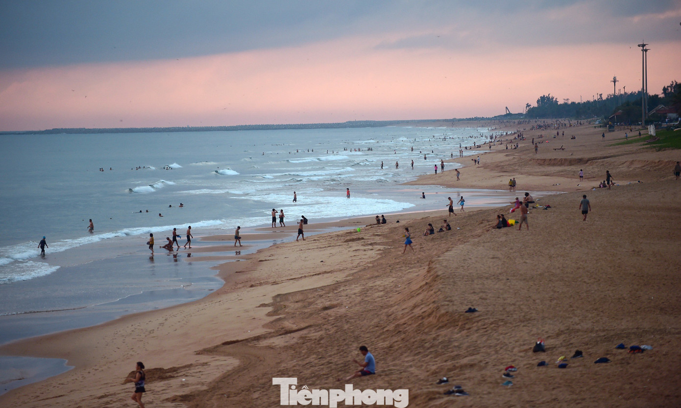 Dọc ven biển, tỉnh Phú Yên còn bố trí nhiều nhà tắm nước ngọt miễn phí cùng nhiều hạng mục khác phục vụ cộng đồng. Tất cả mang lại sự dễ chịu tuyệt đối cho người dân cũng như du khách. Tới Phú Yên, bất kỳ ai cũng được phép sống chậm lại và tận hưởng.