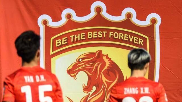 Gã khổng lồ Guangzhou nay không còn cầu thủ ngoại nào trong đội hình. (Ảnh: Sohu)