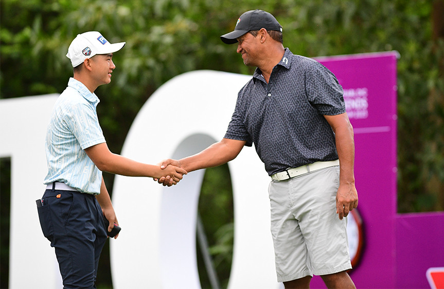 Anh Minh đã có hai ngày học hỏi và thi đấu cùng huyền thoại Michael Campbell. Anh Minh đã có hai ngày học hỏi và thi đấu cùng huyền thoại Michael Campbell.