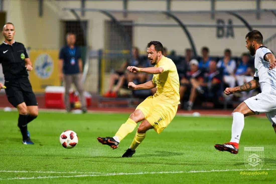 Tonci Mujan thời còn có tóc và khoác áo Domzale ở Slovenia. (Ảnh: Nogometplus)