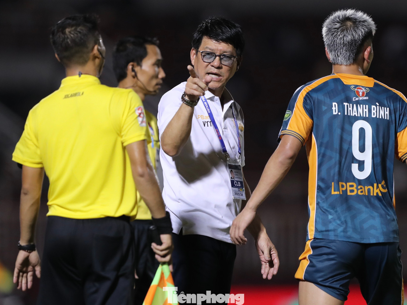 HLV Vũ Tiến Thành nhiều lần công kích VFF và VPF, trong đó có vấn đề lịch thi đấu. HLV Vũ Tiến Thành nhiều lần công kích VFF và VPF, trong đó có vấn đề lịch thi đấu.