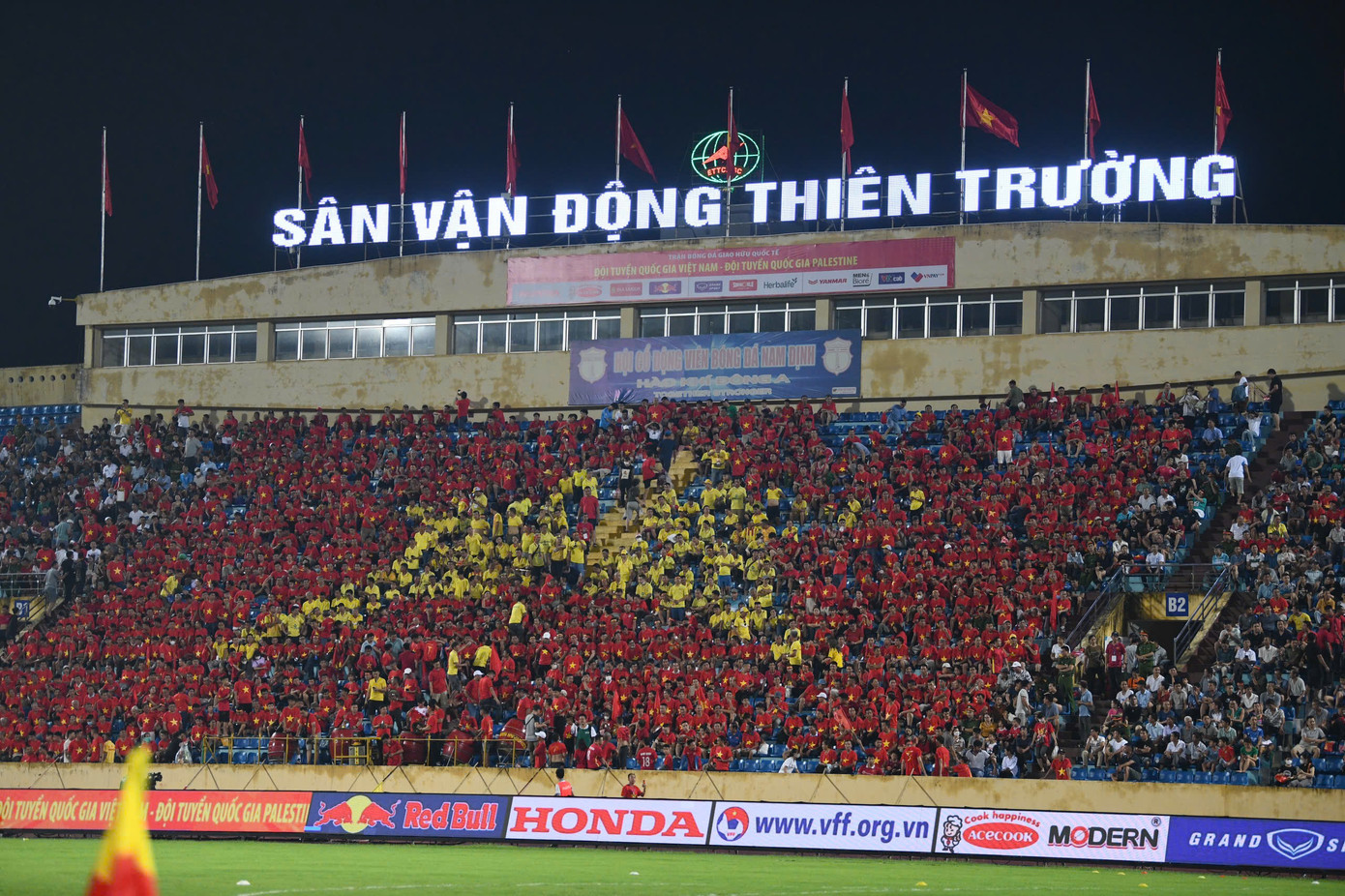 Sân Thiên Trường chật kín khán giả trong trận giao hữu giữa ĐT Việt Nam và ĐT Palestine hồi tháng 9/2023. (Ảnh: Như Ý) Sân Thiên Trường chật kín khán giả trong trận giao hữu giữa ĐT Việt Nam và ĐT Palestine hồi tháng 9/2023. (Ảnh: Như Ý)