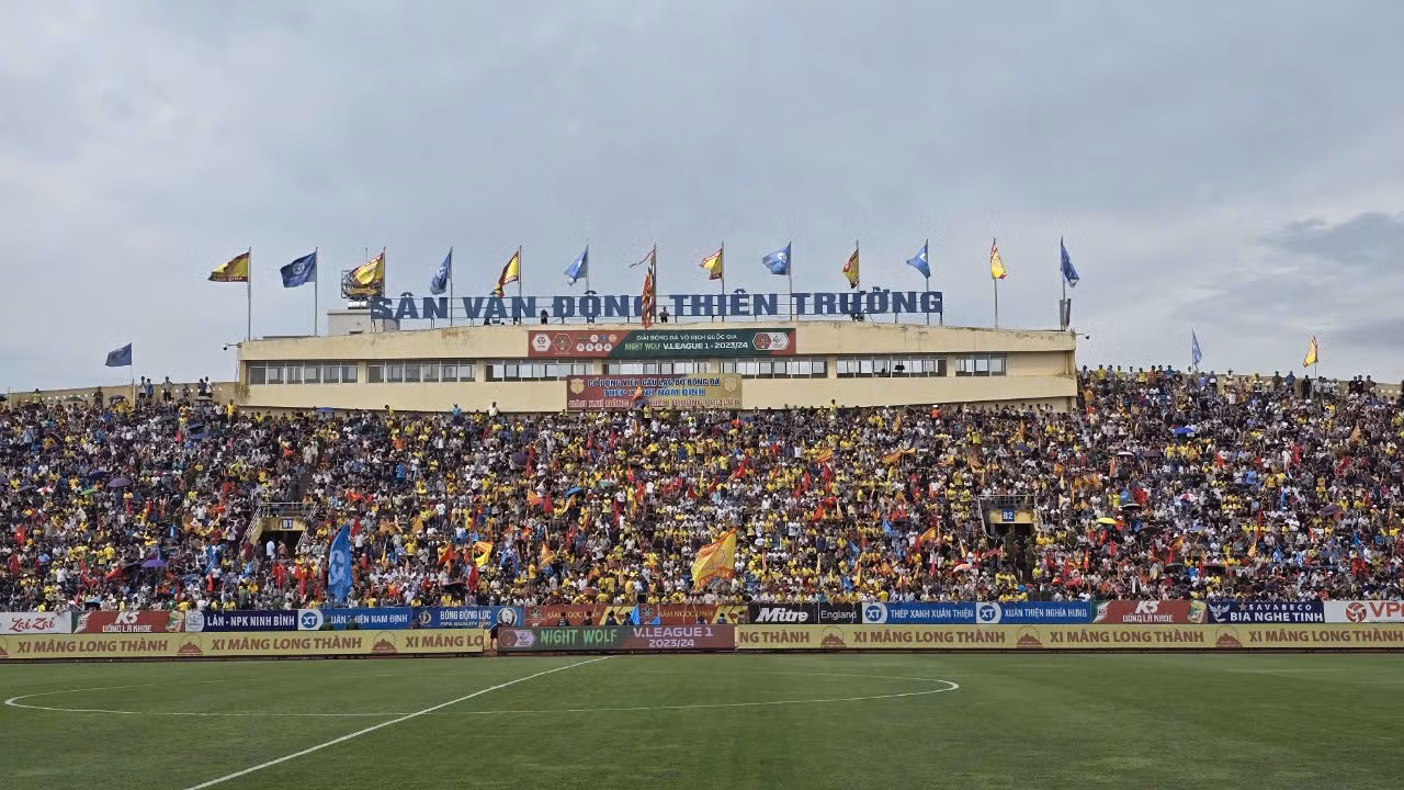 Sân Thiên Trường thiết lập kỷ lục V-League 2023/24 với 25.000 khán giả tới sân ở trận đấu vòng 25 giữa Thép Xanh Nam Định và Khánh Hòa. (Ảnh: Mạnh Thắng)