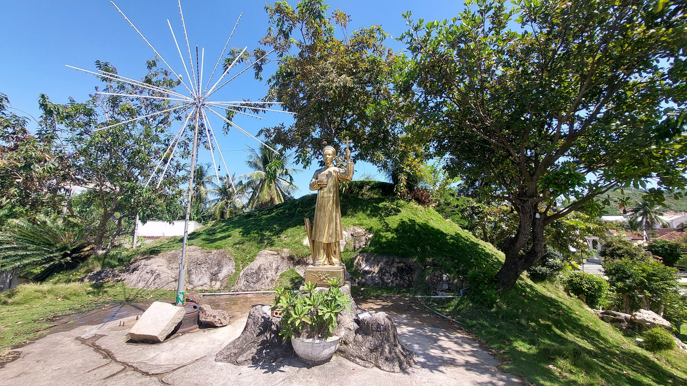 Điểm độc đáo của nhà thờ Mằng Lăng là căn mật thất nằm trong lòng quả đồi, nơi đặt tượng An Rê Phú Yên.