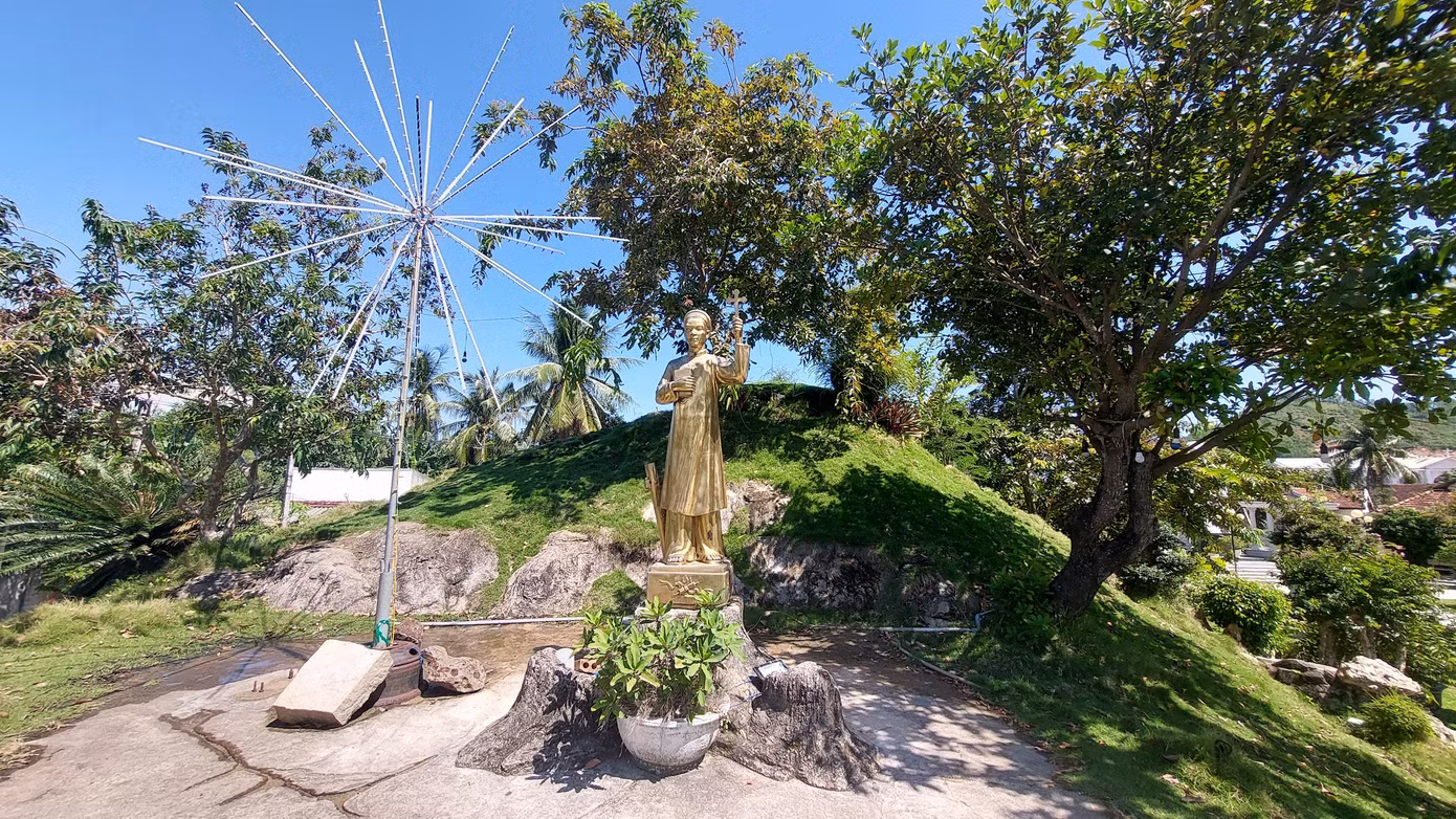 Điểm độc đáo của nhà thờ Mằng Lăng là căn mật thất nằm trong lòng quả đồi, nơi đặt tượng An Rê Phú Yên. Điểm độc đáo của nhà thờ Mằng Lăng là căn mật thất nằm trong lòng quả đồi, nơi đặt tượng An Rê Phú Yên.