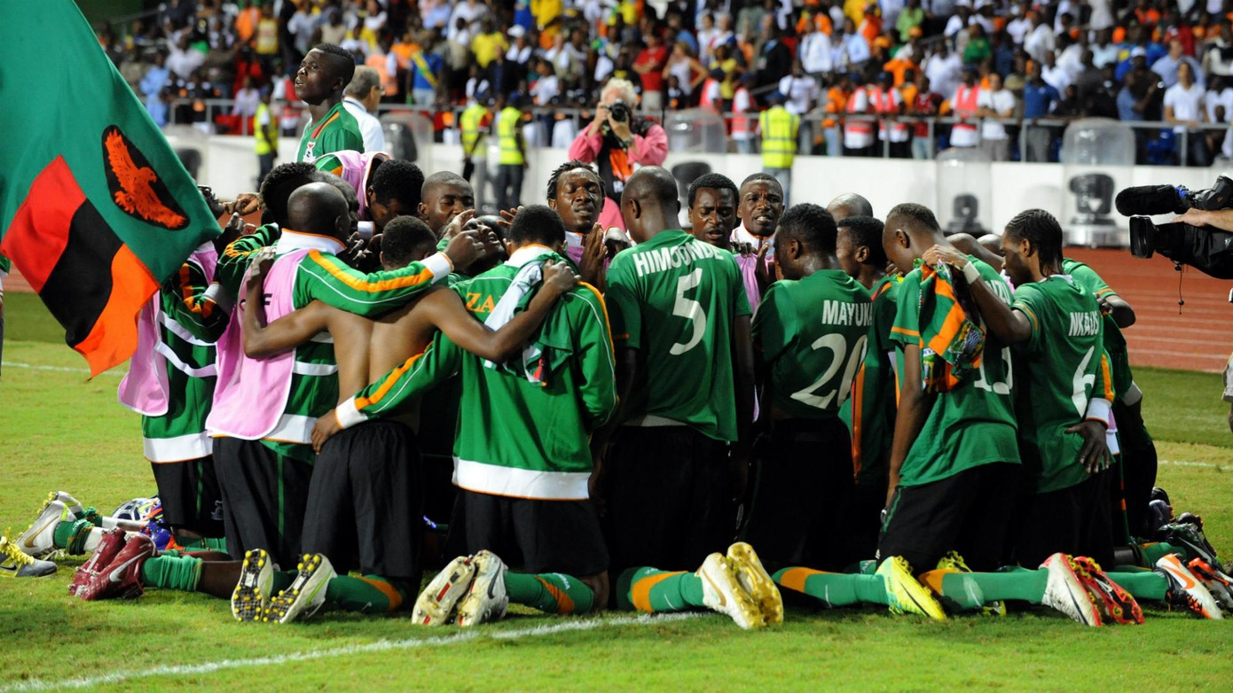 Các cầu thủ Zambia quỳ xuống và cầu nguyện trước khi đăng quang CAN Cup 2012. (Ảnh: Getty Images)