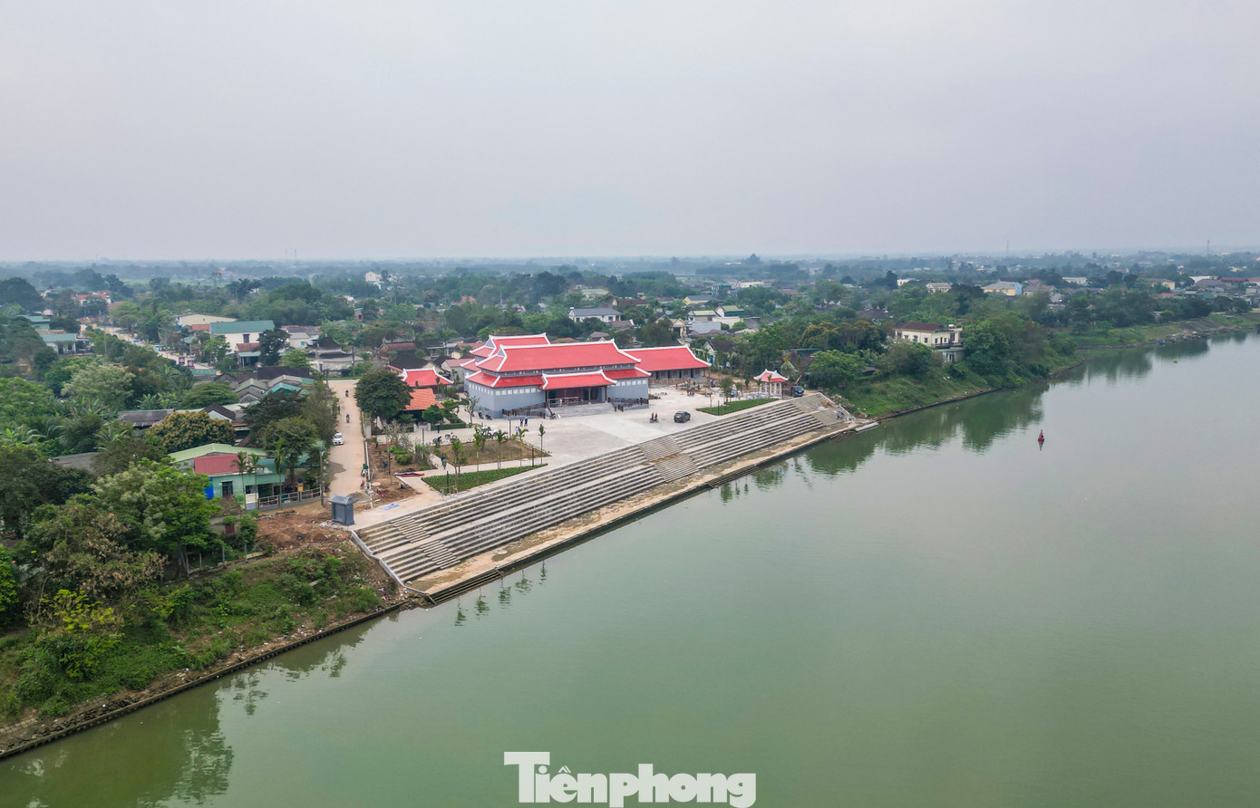 Di tích Khu lưu niệm Tổng Bí thư Lê Duẩn nằm bên bờ sông Thạch Hãn, trên địa phận thôn Hậu Kiên, xã Triệu Thành, huyện Triệu Phong (Quảng Trị).