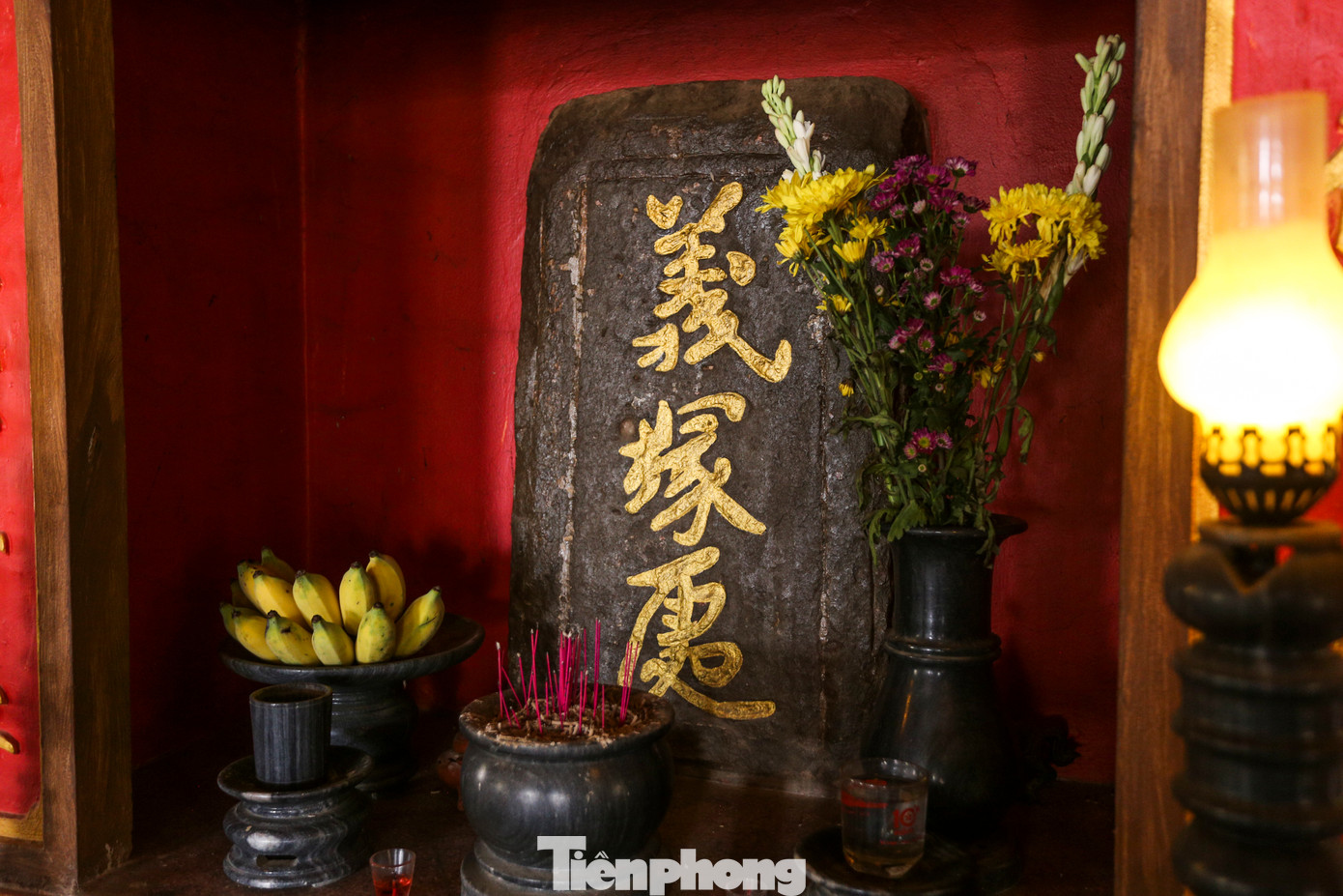 Ông Lê Khắc Bảo Trị, quản trang ở Nghĩa Trủng đàn, cho biết, duy nhất phiến đá khắc 3 chữ Nghĩa Trủng xứ còn nguyên vẹn và được gìn giữ đến tận bây giờ.