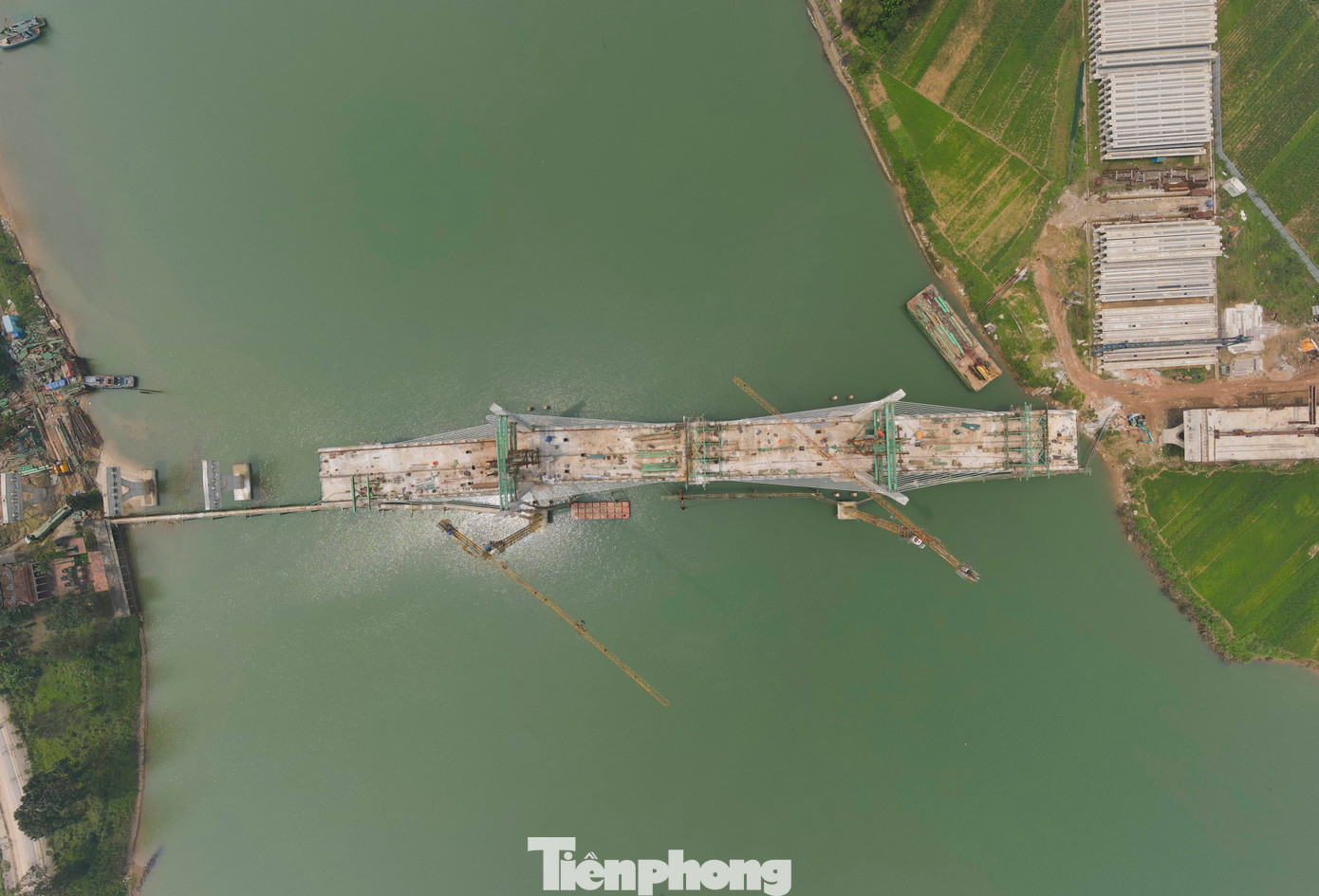 Trong cuộc họp cuối năm 2024, Phó Chủ tịch UBND tỉnh Quảng Trị Lê Đức Tiến nhấn mạnh, việc đảm bảo tiến độ thi công Dự án Đường ven biển kết nối hành lang kinh tế Đông Tây rất quan trọng, vì vậy, đề nghị Ban Quản lý dự án đầu tư xây dựng tỉnh tiếp tục kiểm tra, đôn đốc các đơn vị thi công thực hiện đúng với tiến độ đã đề ra; bên cạnh đó, tập trung nhân lực, thiết bị, máy móc để đẩy nhanh tiến độ thi công khi có thời tiết thuận lợi.