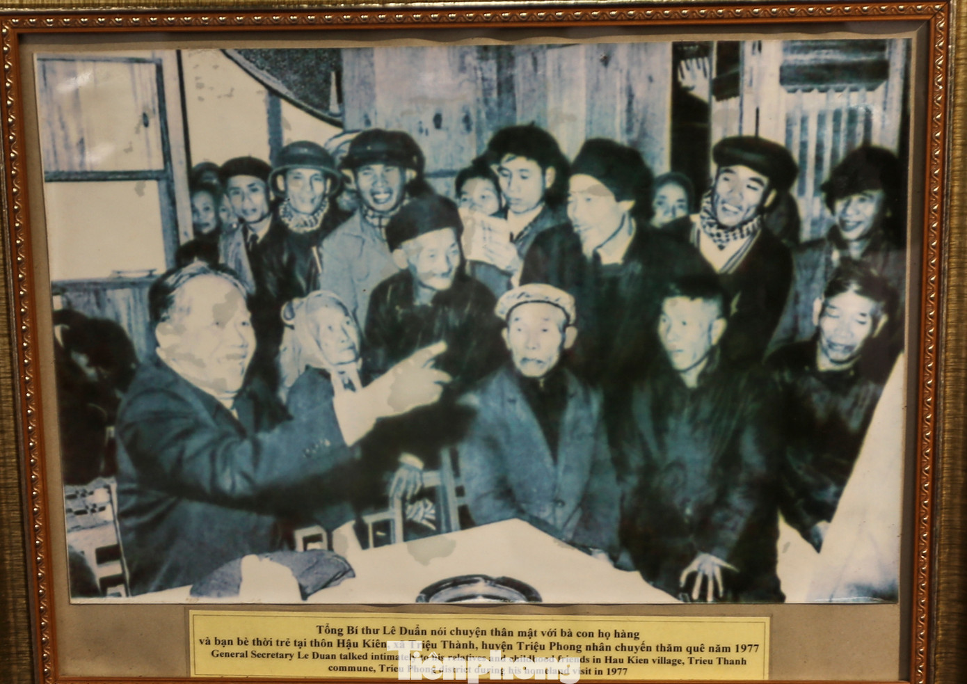 Nhà lưu niệm còn trưng bày nhiều hình ảnh tư liệu quý về Tổng Bí thư Lê Duẩn, bao gồm bức hình gia đình đồng chí chụp tại Hà Nội và bức hình đồng chí nói chuyện với bà con họ hàng, bạn bè tại thôn Hậu Kiên trong chuyến về thăm quê năm 1977.
