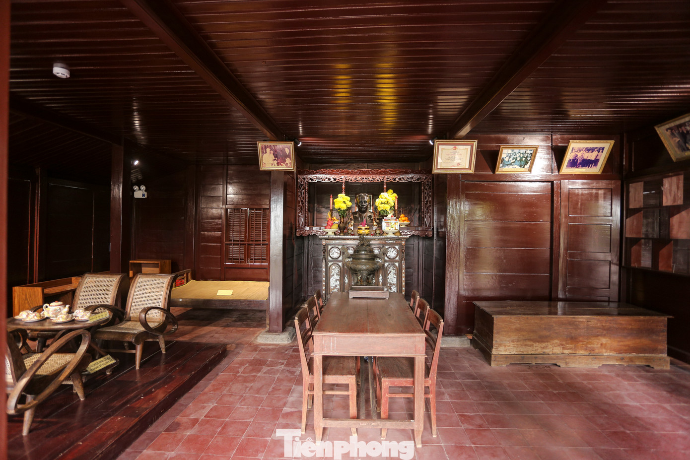 Đến năm 1995, ngôi nhà được sửa lại khang trang hơn bằng gỗ lợp ngói, dựng theo lời kể của những người cao tuổi thôn Hậu Kiên, và trở thành khu lưu niệm Tổng Bí thư Lê Duẩn.