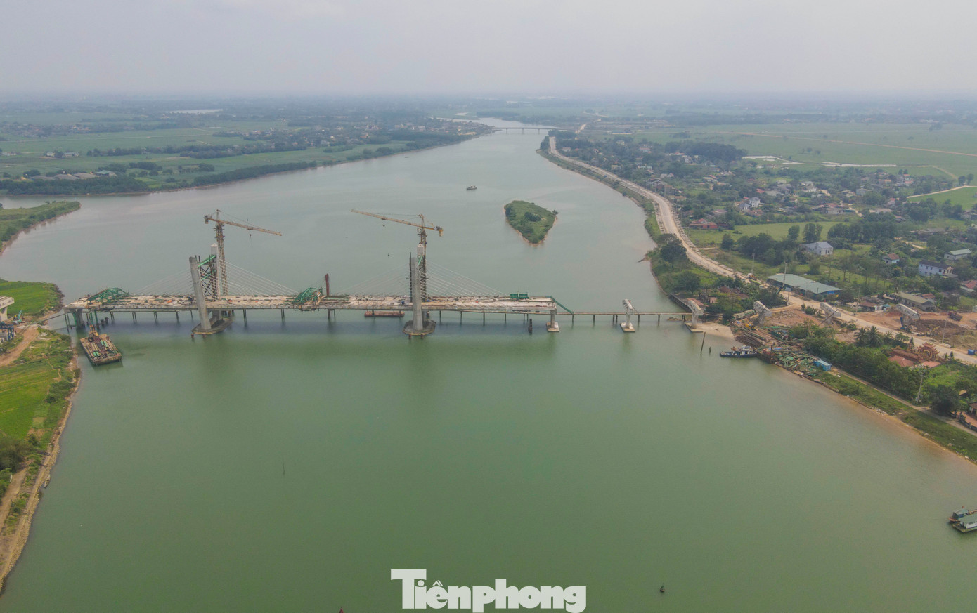 Bên cạnh đó, cầu Thạch Hãn 1 còn là công trình có tính chất điểm nhấn, góp phần hoàn thiện kiến trúc đô thị, tạo sự hấp dẫn và quảng bá hình ảnh TP. Đông Hà nói riêng và tỉnh Quảng Trị nói chung.