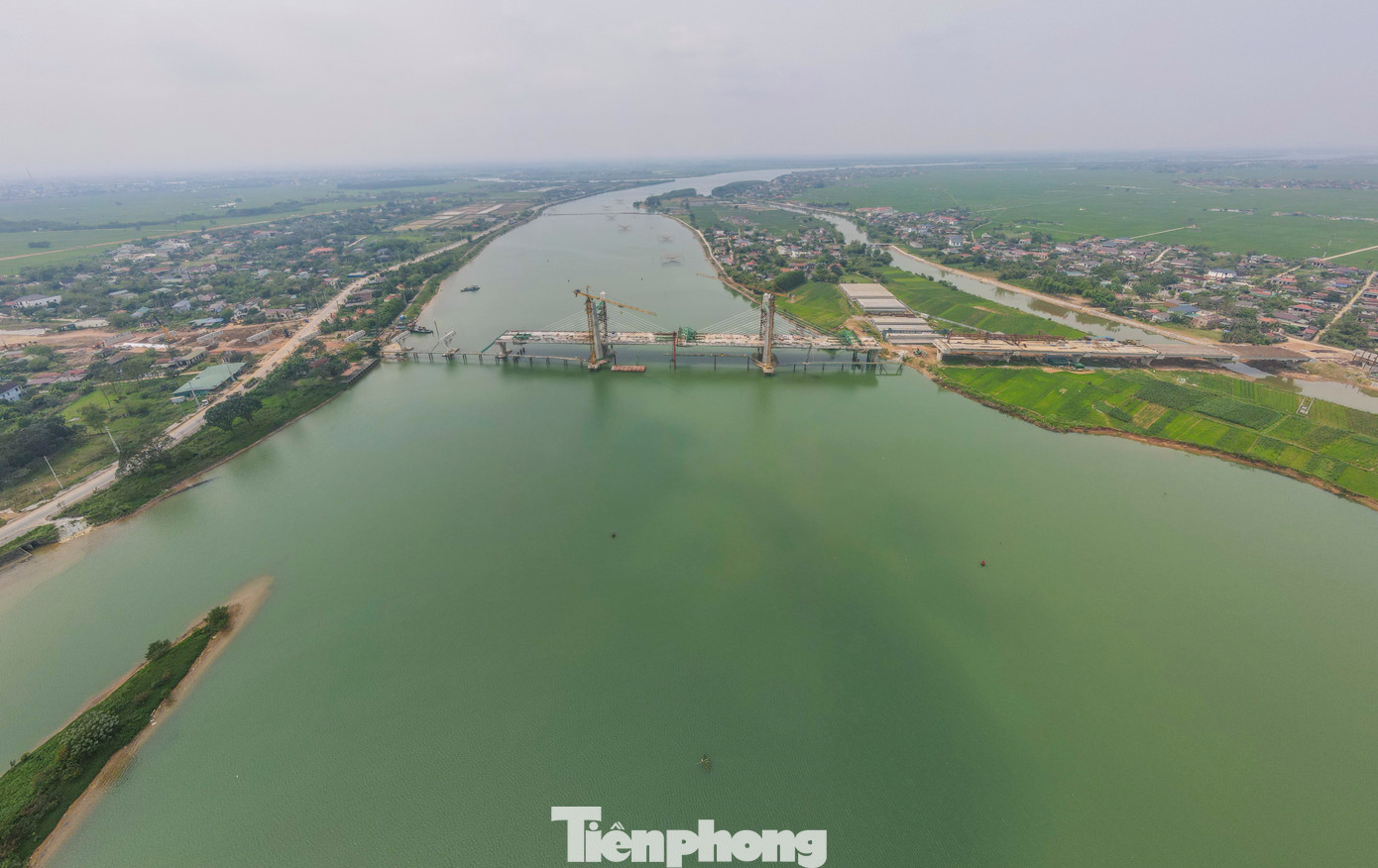 Sau hai năm khởi công, cầu Thạch Hãn 1 bắc qua sông Thạch Hãn kết nối thành phố Đông Hà và huyện Triệu Phong đang tiến gần tới ngày hợp long.