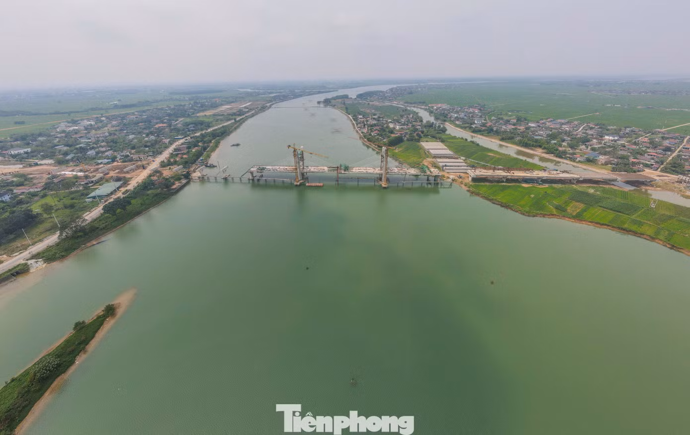 Sau hai năm khởi công, cầu Thạch Hãn 1 bắc qua sông Thạch Hãn kết nối thành phố Đông Hà và huyện Triệu Phong đang tiến gần tới ngày hợp long.