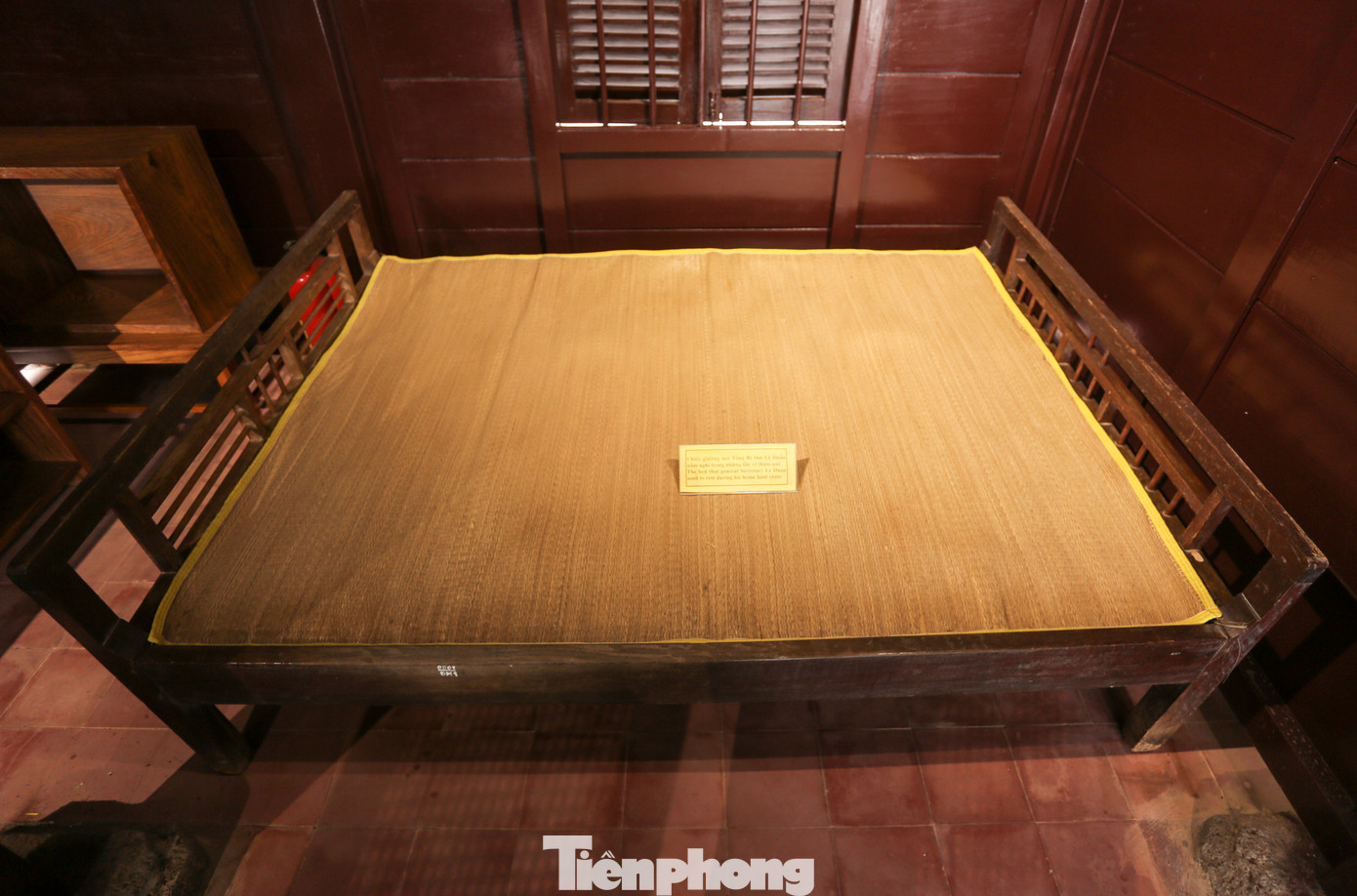 Ngoài ra còn chiếc giường được bà con dựng để Tổng Bí thư Lê Duẩn nằm nghỉ trong một chuyến về thăm quê, và chiếc sập tái hiện nơi thân phụ ông, cụ Lê Hiệp, thường nằm lúc sinh thời, vừa có thể đựng dụng cụ nghề mộc.