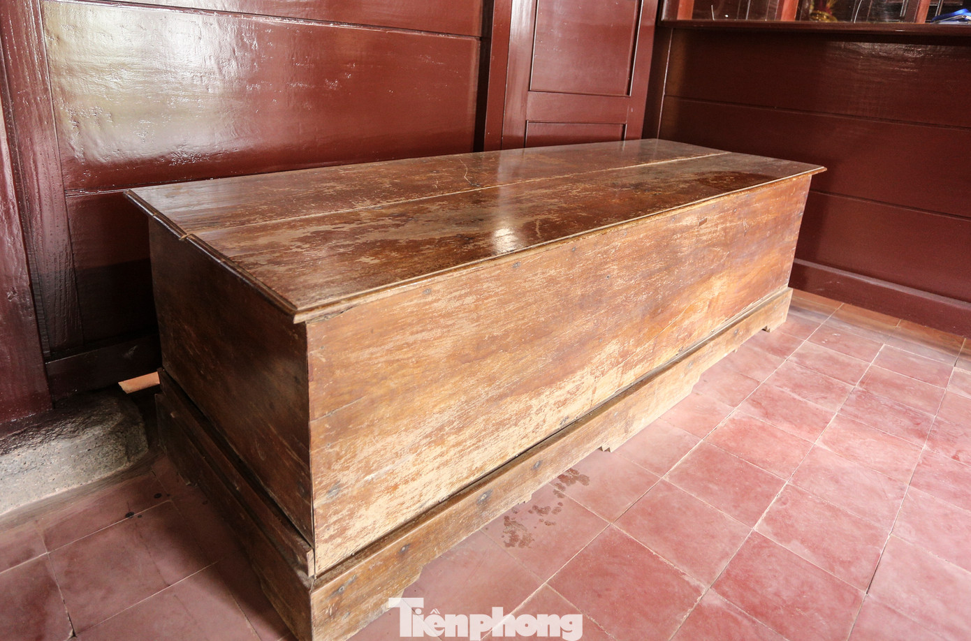 Ngoài ra còn chiếc giường được bà con dựng để Tổng Bí thư Lê Duẩn nằm nghỉ trong một chuyến về thăm quê, và chiếc sập tái hiện nơi thân phụ ông, cụ Lê Hiệp, thường nằm lúc sinh thời, vừa có thể đựng dụng cụ nghề mộc.