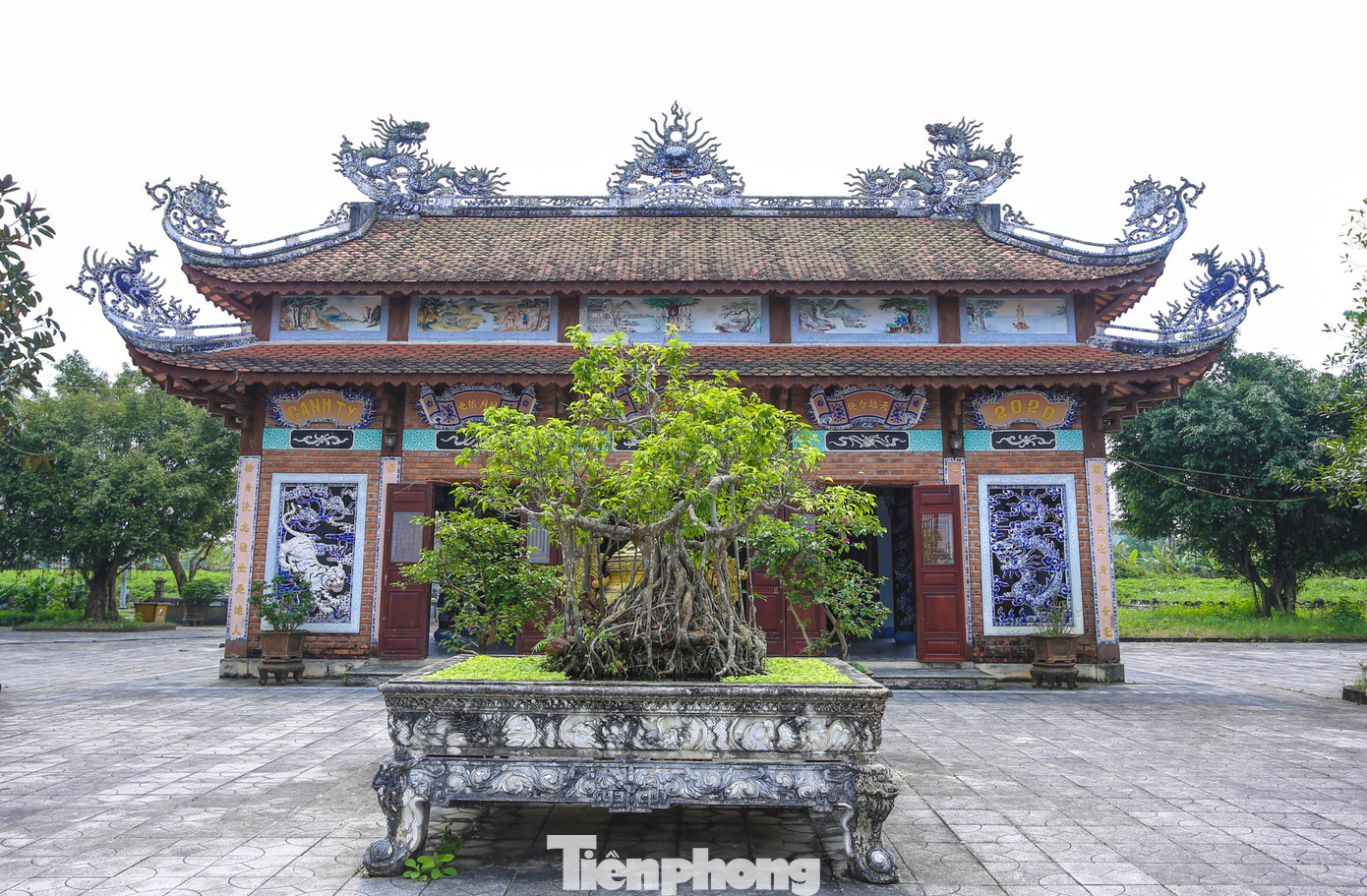 Năm 1972, tức tròn 100 năm khi Nghĩa Trủng đàn được lập, rất nhiều anh hùng liệt sỹ đã ngã xuống trên mảnh đất Quảng Trị trong cuộc chiến 81 ngày đêm tại Thành cổ. Thời điểm này, Nghĩa Trủng đàn cũng bị bom đạn tàn phá nặng nề.