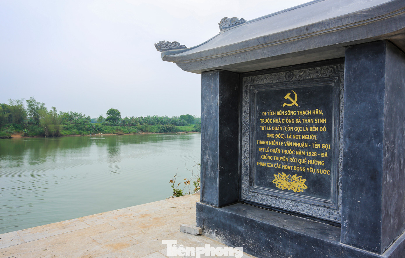 Phía trước nhà Tổng Bí thư Lê Duẩn là bến đò sông Thạch Hãn, nơi ông xuống thuyền rời quê hương hoạt động cách mạng. Mỗi năm vào dịp kỷ niệm sinh nhật đồng chí (ngày 7/4/1907), nơi đây thường diễn ra hoạt động đua thuyền sôi nổi của thanh niên huyện Triệu Phong.