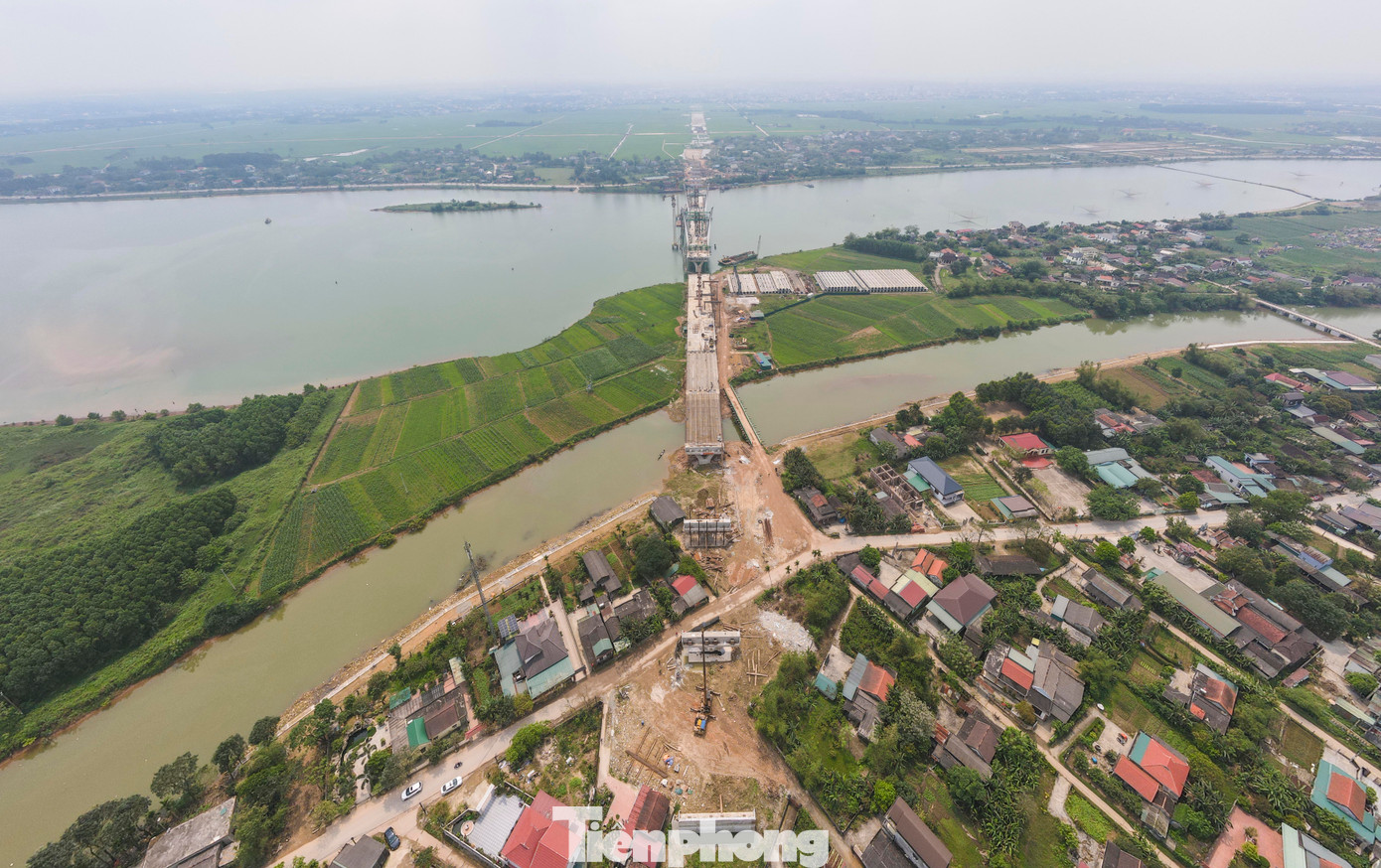 Bên cạnh đó, cầu Thạch Hãn 1 còn là công trình có tính chất điểm nhấn, góp phần hoàn thiện kiến trúc đô thị, tạo sự hấp dẫn và quảng bá hình ảnh TP. Đông Hà nói riêng và tỉnh Quảng Trị nói chung.