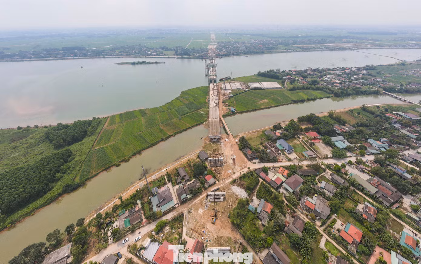 Bên cạnh đó, cầu Thạch Hãn 1 còn là công trình có tính chất điểm nhấn, góp phần hoàn thiện kiến trúc đô thị, tạo sự hấp dẫn và quảng bá hình ảnh TP. Đông Hà nói riêng và tỉnh Quảng Trị nói chung.