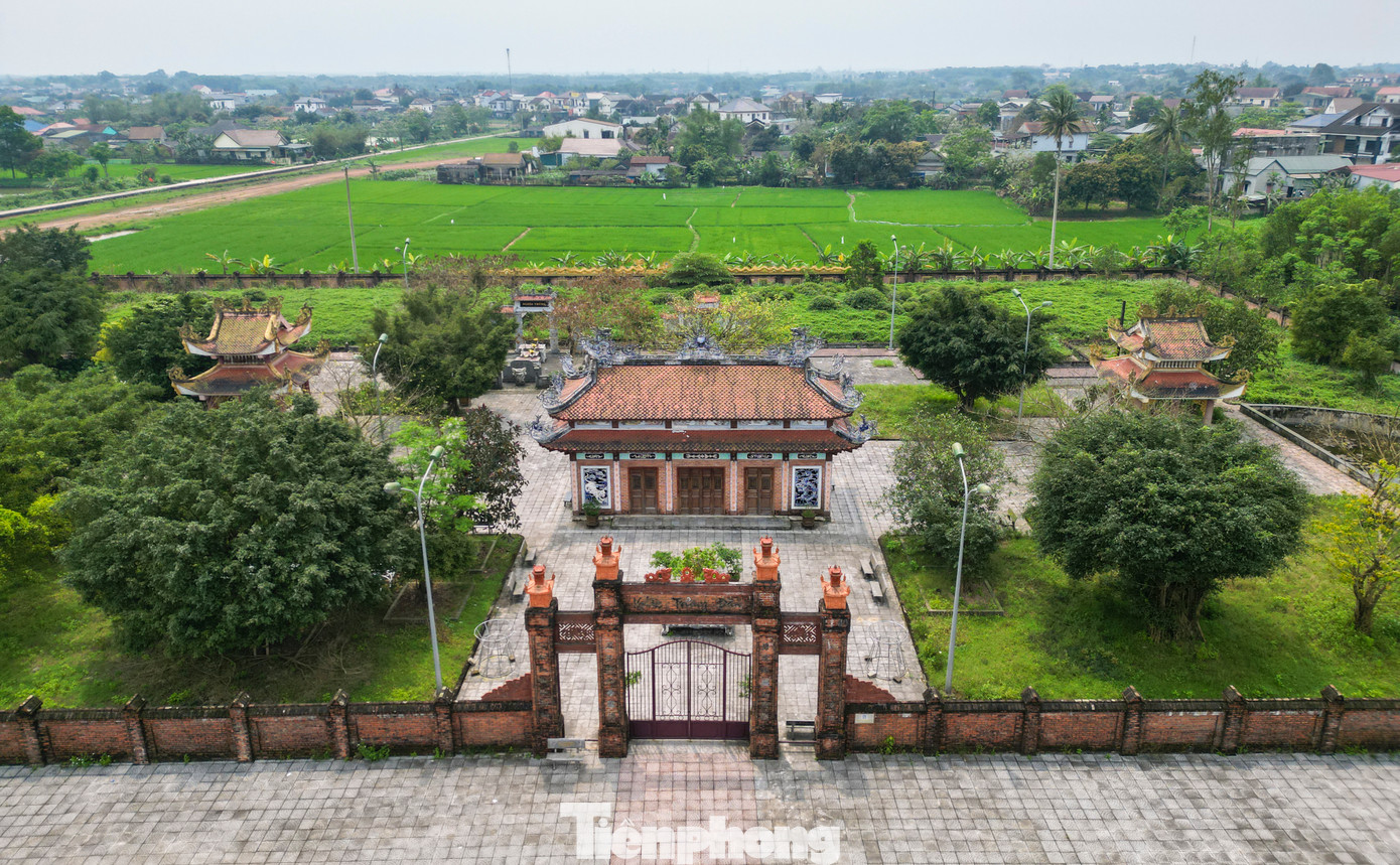 Như một định mệnh lịch sử, Quảng Trị - nơi có 72 nghĩa trang liệt sỹ với gần 61.000 phần mộ - cũng chính là nơi xuất hiện nghĩa trang liệt sỹ đầu tiên của nước Việt. Đó chính là Nghĩa Trủng đàn, tọa lạc tại phường 3, thị xã Quảng Trị.