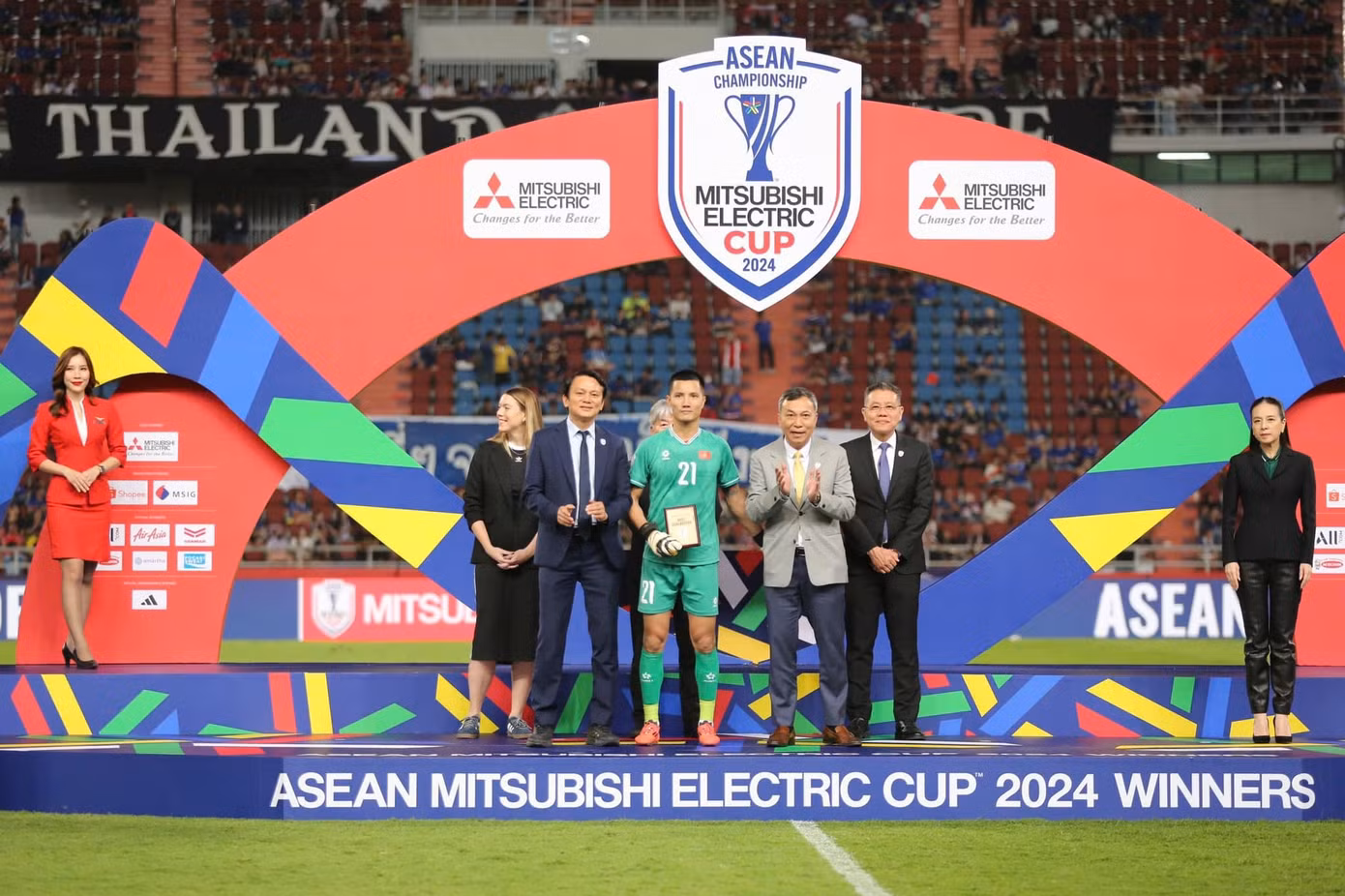 Anh được bình chọn là Thủ môn xuất sắc nhất giải, đồng thời nằm trong đội hình tiêu biểu của ASEAN Cup 2024. (Ảnh: FBNV)