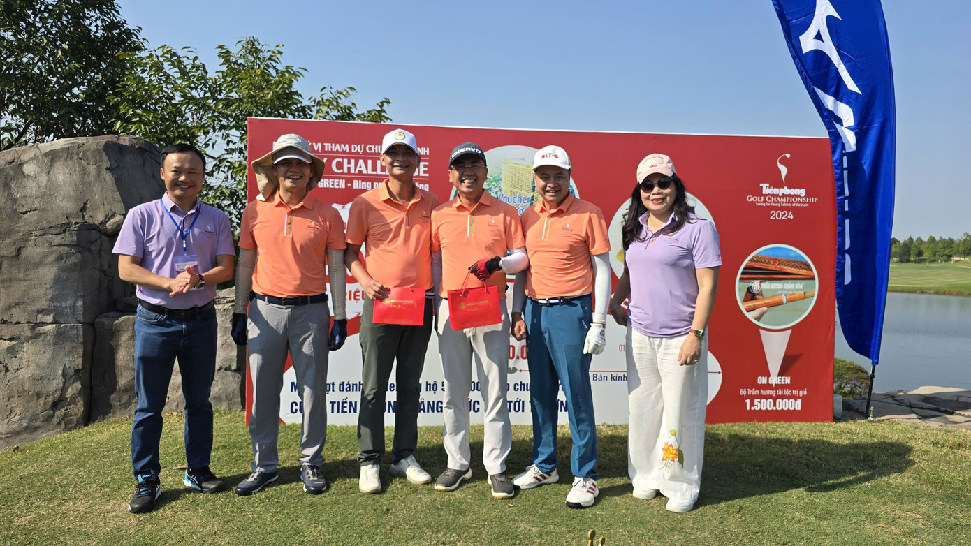 Tham gia chương trình “Lucky Challenge – Một cú lên on rinh ngay quà tặng”, những ai đạt HIO sẽ nhận được 1 voucher khu nghỉ dưỡng 5 sao Wyndham Thanh Thủy trị giá 15 triệu đồng. Nếu bóng cách hố trong bán kính 1,5m sẽ nhận được 1 chiếc tẩu cigars trị giá 3 triệu đồng, còn lại là bộ trầm hương tài lộc trị giá 1,5 triệu.