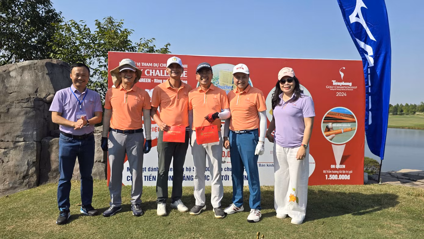 Tham gia chương trình “Lucky Challenge – Một cú lên on rinh ngay quà tặng”, những ai đạt HIO sẽ nhận được 1 voucher khu nghỉ dưỡng 5 sao Wyndham Thanh Thủy trị giá 15 triệu đồng. Nếu bóng cách hố trong bán kính 1,5m sẽ nhận được 1 chiếc tẩu cigars trị giá 3 triệu đồng, còn lại là bộ trầm hương tài lộc trị giá 1,5 triệu.