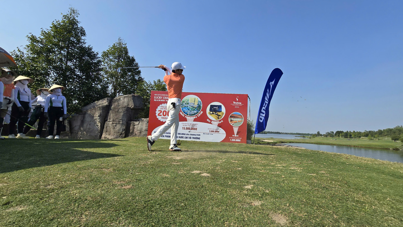 Diễn viên Bình An chia sẻ sau cú swing, anh chỉ mới tập golf ba tháng, vì vậy tất cả đều rất mới mẻ. &quot;Thử thách ở hố 19 thực sự khó, nhưng với tôi đây là trải nghiệm tuyệt vời bởi ý nghĩa đằng sau mỗi cú đánh. &apos;Cùng Tiền Phong nâng bước em tới trường&apos; là hoạt động rất thiết thực và mang tính nhân văn cao đẹp. Tôi tự hào khi trở thành một phần của giải đấu cũng như chương trình&quot;.