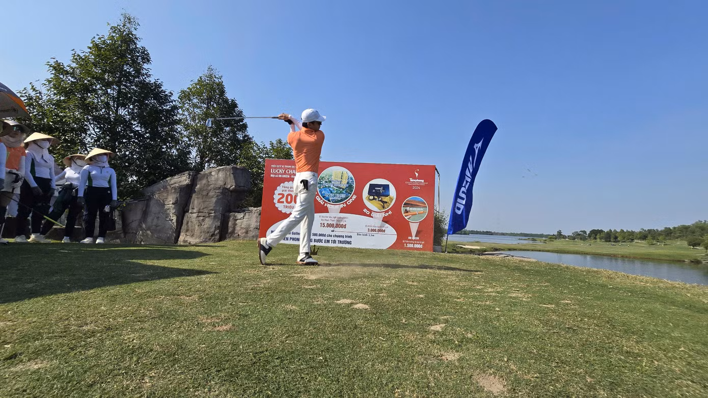 Diễn viên Bình An chia sẻ sau cú swing, anh chỉ mới tập golf ba tháng, vì vậy tất cả đều rất mới mẻ. "Thử thách ở hố 19 thực sự khó, nhưng với tôi đây là trải nghiệm tuyệt vời bởi ý nghĩa đằng sau mỗi cú đánh. 'Cùng Tiền Phong nâng bước em tới trường' là hoạt động rất thiết thực và mang tính nhân văn cao đẹp. Tôi tự hào khi trở thành một phần của giải đấu cũng như chương trình".