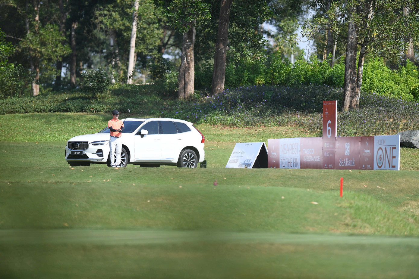 Vốn luôn phấn khích mỗi khi chơi tại những hố này, 160 golfer tham dự Tiền Phong Golf Championship còn hào hứng hơn trước sự xuất hiện của các chiếc xe Volvo, phần thưởng cho những ai ghi điểm HIO.