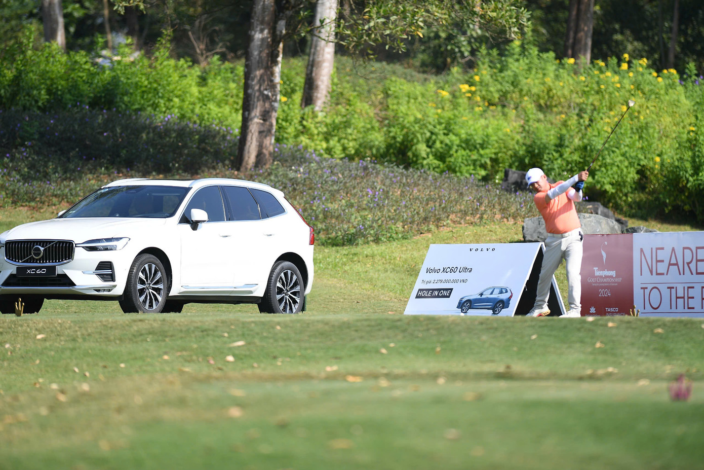 Tất nhiên để hoàn thành hố đấu chỉ sau một cú swing là rất khó. Như tại hố 6, không ít golfer đưa bóng rơi xuống hồ nước, các bẫy cát ở trước và bên phải green, hoặc trượt xuống vùng cỏ rough đằng sau.