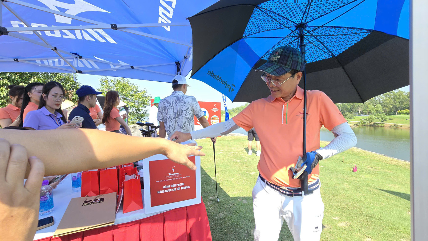 Vì ý nghĩa nhân văn cao đẹp, rất nhiều golfer hào hứng bước lên đỉnh thác nước, điểm phát bóng của hố 19, để tham gia chương trình.