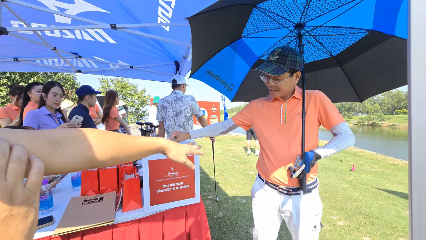 Vì ý nghĩa nhân văn cao đẹp, rất nhiều golfer hào hứng bước lên đỉnh thác nước, điểm phát bóng của hố 19, để tham gia chương trình.