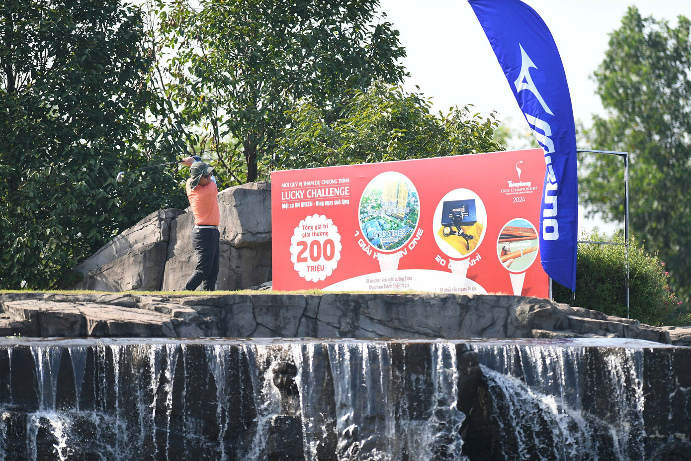 Tại hố 19 Kings Course, các golfer của Tiền Phong golf Championship có thể tham gia chương trình “Lucky Challenge – Một cú lên on rinh ngay quà tặng”, vừa thử thách bản thân vừa chung tay, hướng tới các nạn nhân bị ảnh hưởng nặng nề bởi cơn bão số 3 (bão Yagi) thông qua chương trình “Cùng Tiền Phong nâng bước em tới trường”.