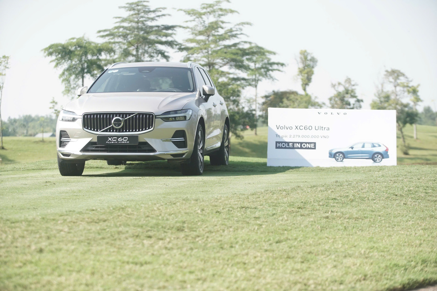 ...và ba chiếc xe Volvo với tổng trị giá lên tới hơn 7,3 tỷ đồng vẫn đang chờ đợi chủ nhân xứng đáng.