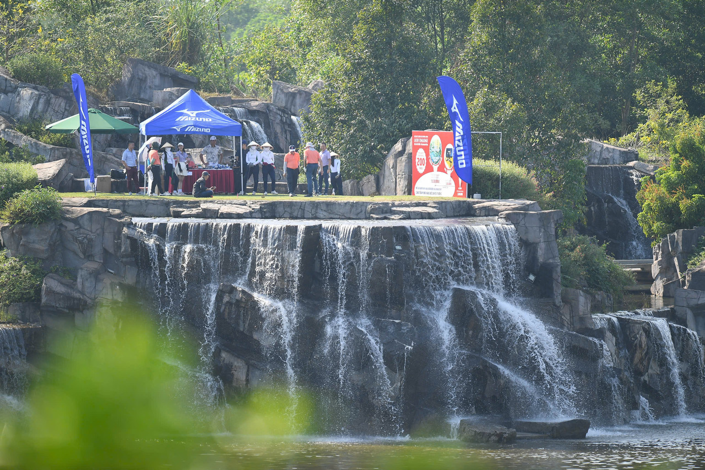 Hố 19 được thiết kế hai green (twin green), King green dành cho nam với khoảng cách 165 yard và Queen green cho nữ với khoảng cách 120 yard. Việc đưa bóng đáp xuống green từ độ cao 28m trong điều kiện gió không hề dễ dàng.