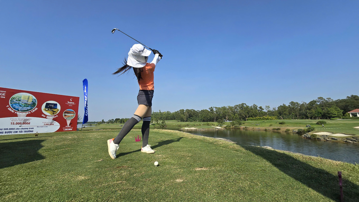 Mặc dù vậy, những người tham gia đều vô cùng phấn khích, sẵn sàng thử thách bản thân. Á hậu Bùi Phương Nga bước đến trước tee với quyết tâm chinh phục, nhưng đáng tiếc, bóng hơi thừa lực và rơi xuống sau green.