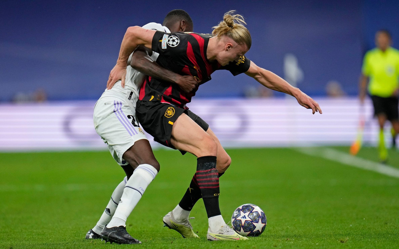 Ruediger bắt chết Haaland ở trận bán kết lượt đi Champions League 2022/23. (Ảnh: Getty Images)