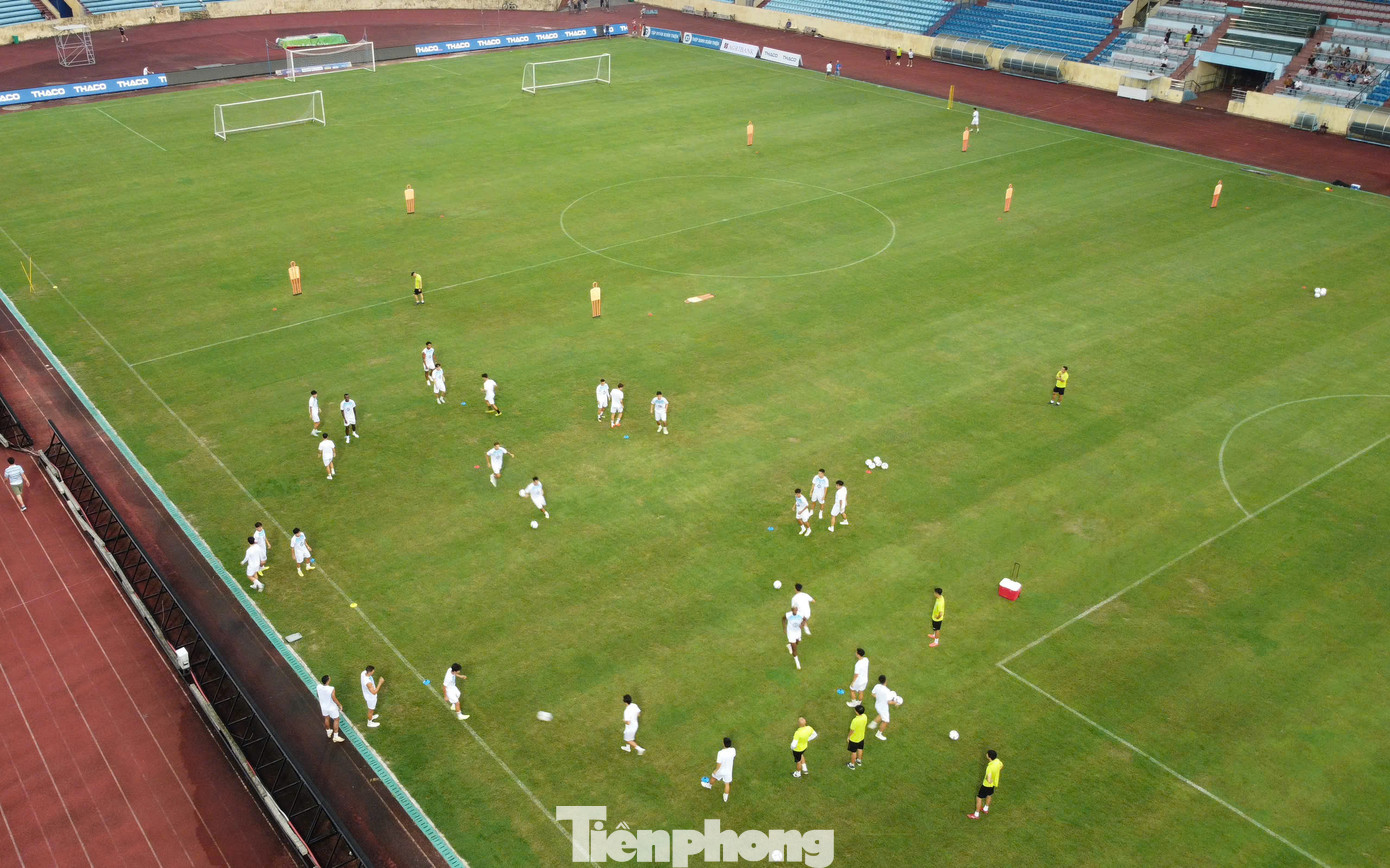 Sau khi đăng quang ở V-League 2023/2024, Thép Xanh Nam Định khao khát sở hữu danh hiệu tiếp theo: Siêu cúp bóng đá Quốc gia 2023/2024. Ngoài việc tạo động lực cho mùa giải mới, chiếc cúp còn có ý nghĩa rất lớn với người hâm mộ thành Nam vốn nổi tiếng cuồng nhiệt với bóng đá.