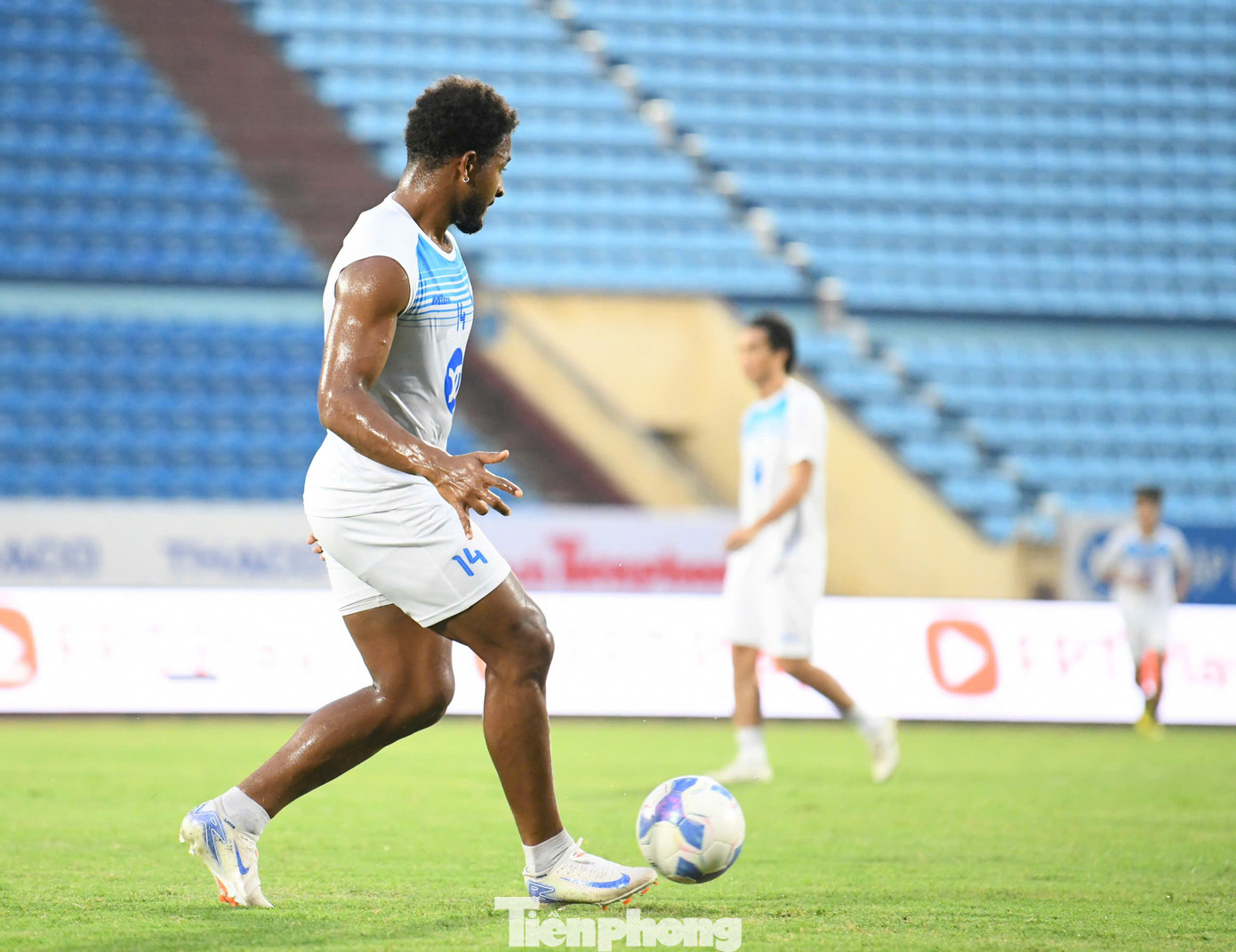 Khi nhìn lại, Rafaelson nói rằng bàn thắng đẹp nhất mùa của anh là &quot;cú xe đạp chổng ngược vào lưới Đông Á Thanh Hóa&quot;, trong chiến thắng 5-2, theo tiền đạo người Brazil mô tả, &quot;là màn trình diễn hay nhất sự nghiệp&quot;.