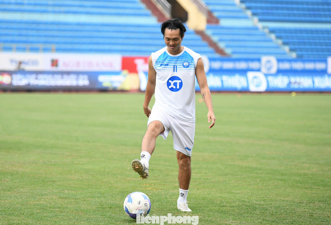 Gia nhập đội bóng thành Nam vào giữa mùa giải trước, Tuấn Anh cung cấp sự mềm mại cho tuyến giữa và những đường chuyền sắc sảo lên phía trước. Anh mới gia hạn hợp đồng đến năm 2027, đồng thời cũng nằm trong danh sách triệu tập lên Đội tuyển Việt Nam cho giải giao hữu LPBank Cup 2024 tới đây.