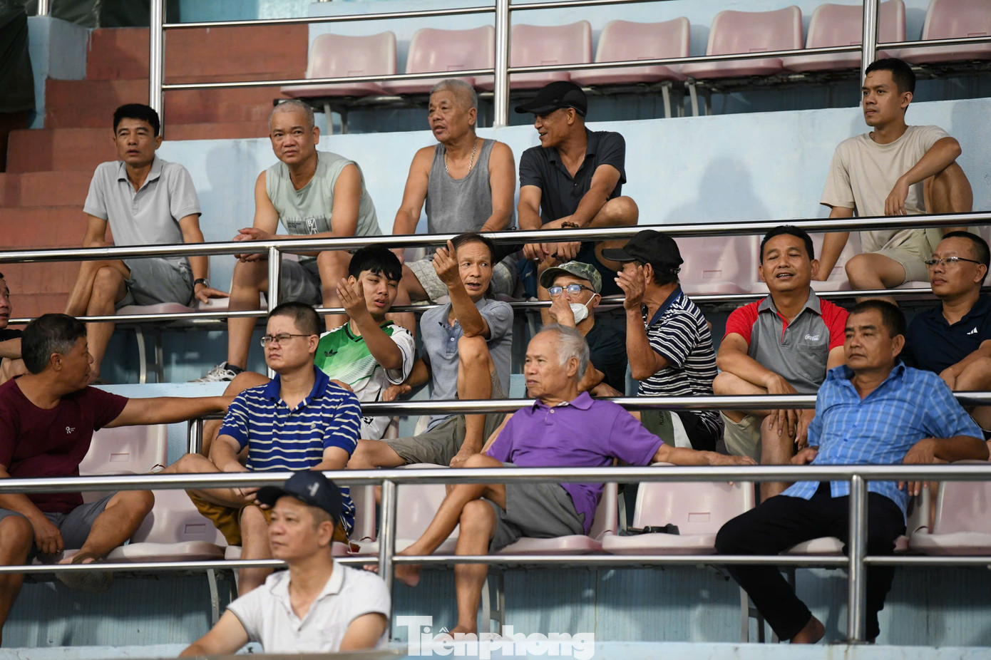 Không chỉ các trận đấu, buổi tập của Thép Xanh Nam Định cũng thu hút rất đông người hâm mộ thành Nam. Như Rafaelson nói, &quot;sự ủng hộ từ người hâm mộ đã tiếp năng lượng để chúng tôi thi đấu tốt nhất&quot;.