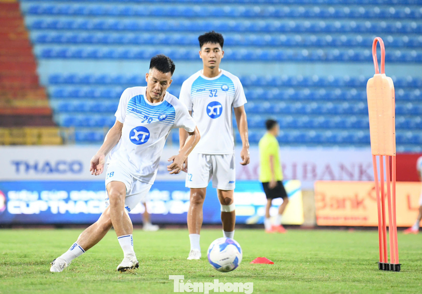 Kinh nghiệm của Tô Văn Vũ và sức trẻ của Trần Quang Thịnh, người mới gia nhập Thép Xanh Nam Định, cũng làm phong phú thêm lựa chọn đội hình của HLV Vũ Hồng Việt.
