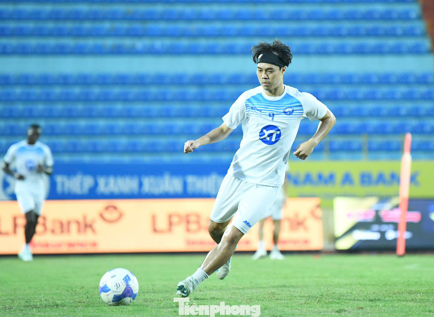 Có một số lo ngại chấn thương, nhưng ở buổi tập trên sân Thiên Trường, Nguyễn Văn Toàn tràn đầy năng lượng, sẵn sàng ra sân trong trận Siêu cúp bóng đá Quốc gia 2023/2024.