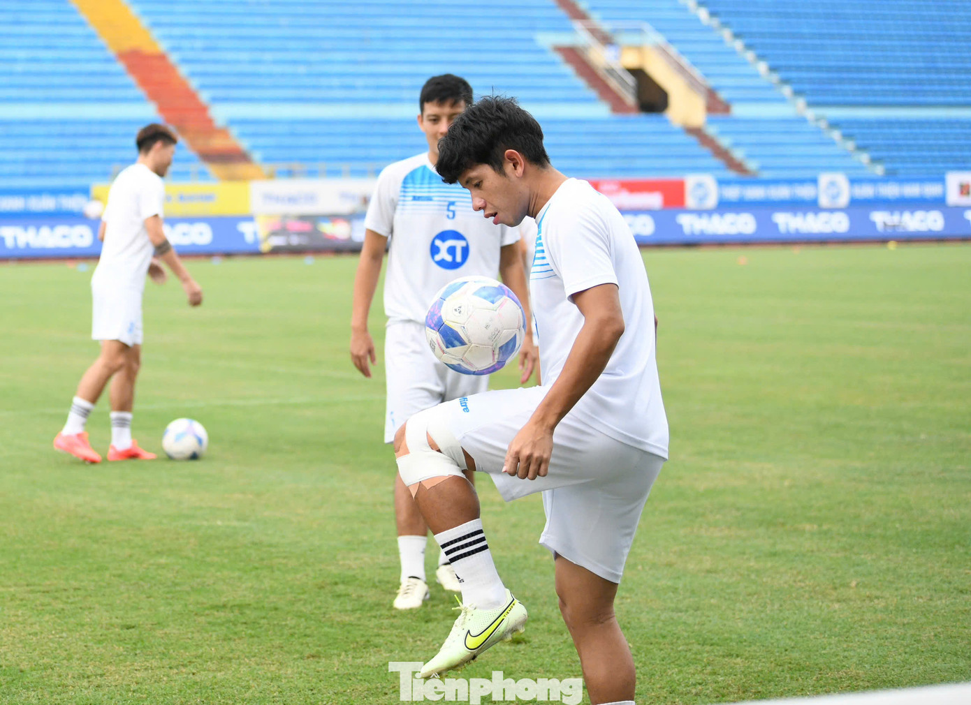 Nguyễn Phong Hồng Duy là cái tên thứ hai của Thép Xanh Nam Định lên tuyển đợt này. Hậu vệ trái 28 tuổi là nhân tố quan trọng trong hệ thống chiến thuật của HLV Vũ Hồng Việt, mang lại sự năng động cho hành lang trái.