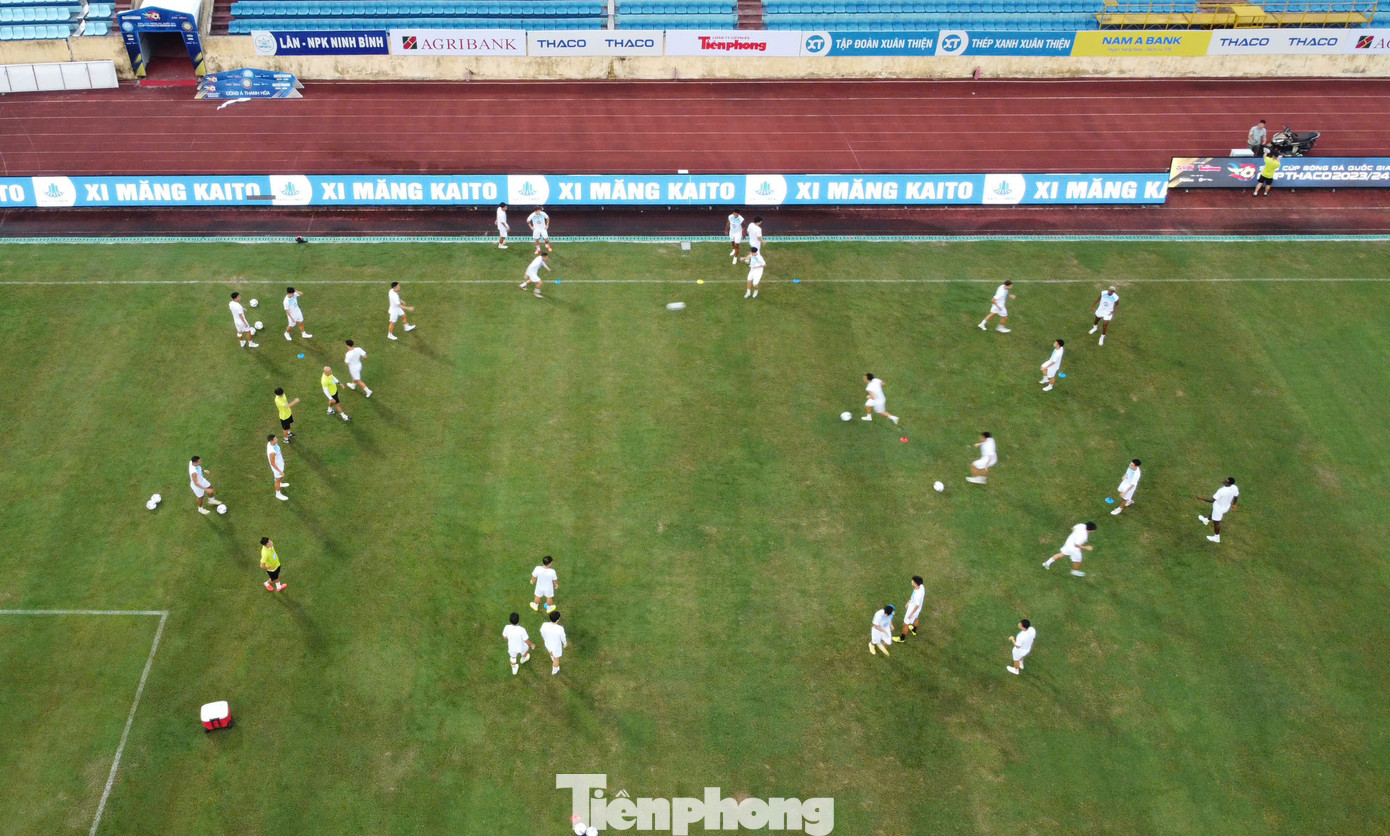 Sau khi đăng quang ở V-League 2023/2024, Thép Xanh Nam Định khao khát sở hữu danh hiệu tiếp theo: Siêu cúp bóng đá Quốc gia 2023/2024. Ngoài việc tạo động lực cho mùa giải mới, chiếc cúp còn có ý nghĩa rất lớn với người hâm mộ thành Nam vốn nổi tiếng cuồng nhiệt với bóng đá.