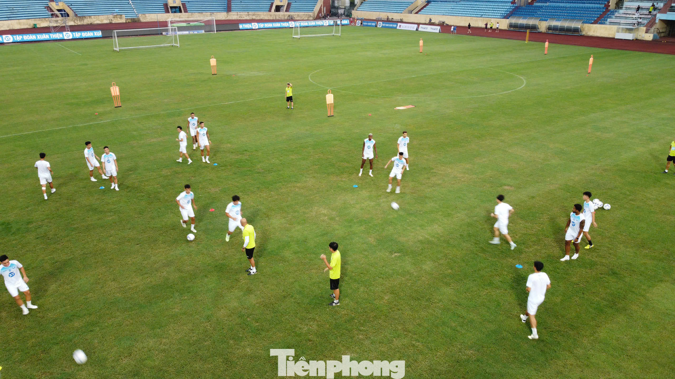 Sau khi đăng quang ở V-League 2023/2024, Thép Xanh Nam Định khao khát sở hữu danh hiệu tiếp theo: Siêu cúp bóng đá Quốc gia 2023/2024. Ngoài việc tạo động lực cho mùa giải mới, chiếc cúp còn có ý nghĩa rất lớn với người hâm mộ thành Nam vốn nổi tiếng cuồng nhiệt với bóng đá.