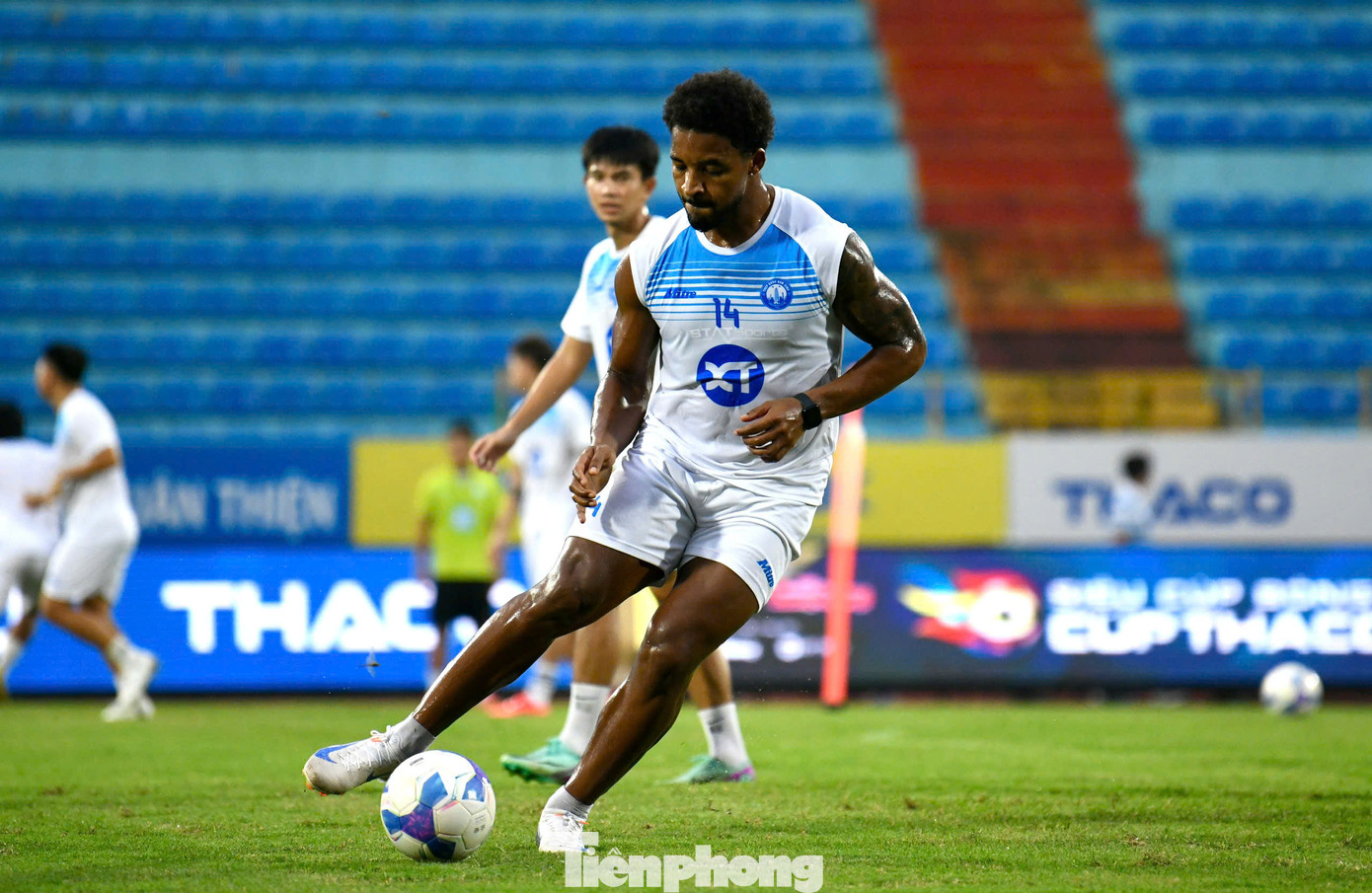 Khi nhìn lại, Rafaelson nói rằng bàn thắng đẹp nhất mùa của anh là &quot;cú xe đạp chổng ngược vào lưới Đông Á Thanh Hóa&quot;, trong chiến thắng 5-2, theo tiền đạo người Brazil mô tả, &quot;là màn trình diễn hay nhất sự nghiệp&quot;.