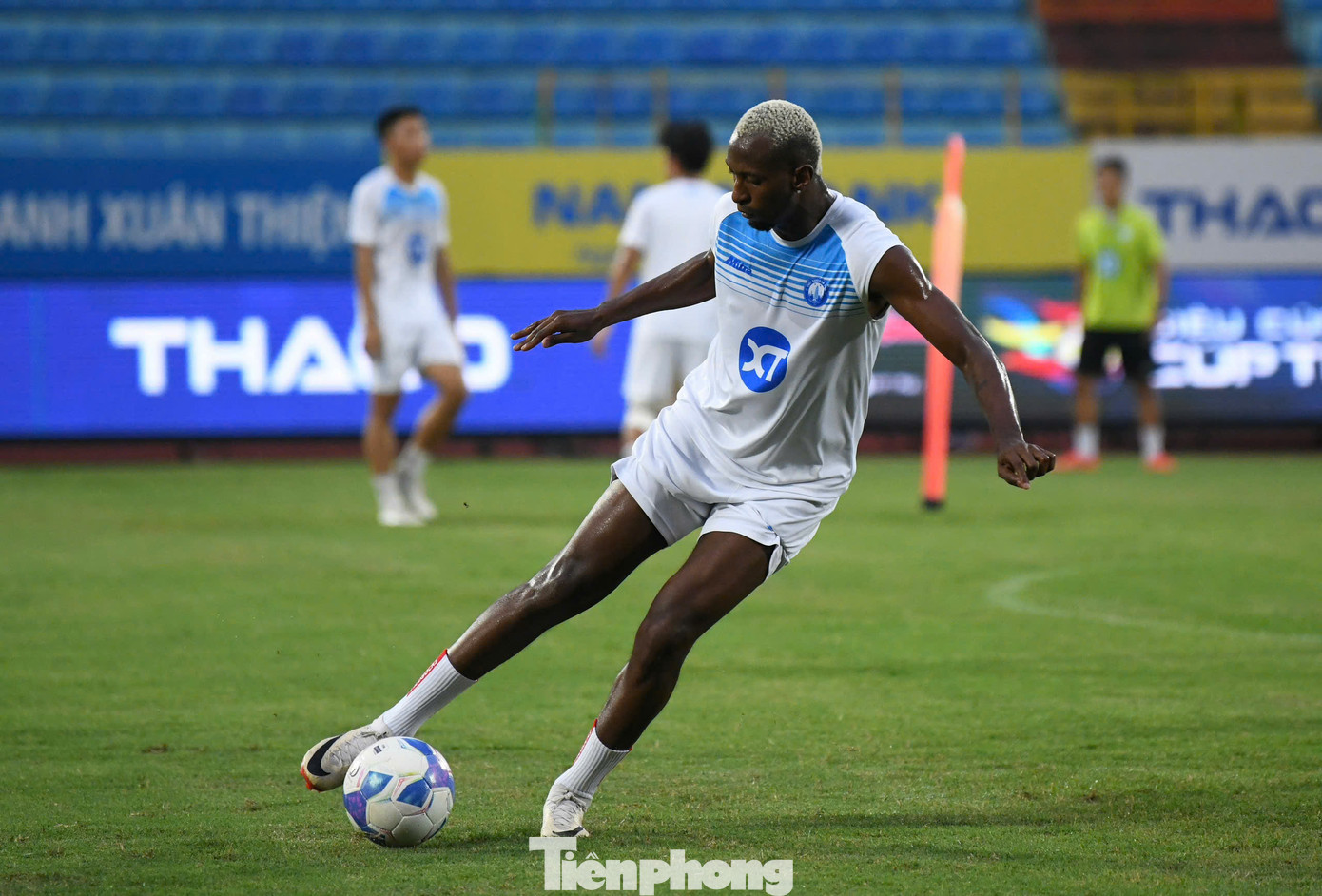 Phía trên Lucas ở mùa giải mới là Caio Cesar, tiền vệ 29 tuổi mới được Thép Xanh Nam Định bổ sung ở kỳ chuyển nhượng mùa hè.